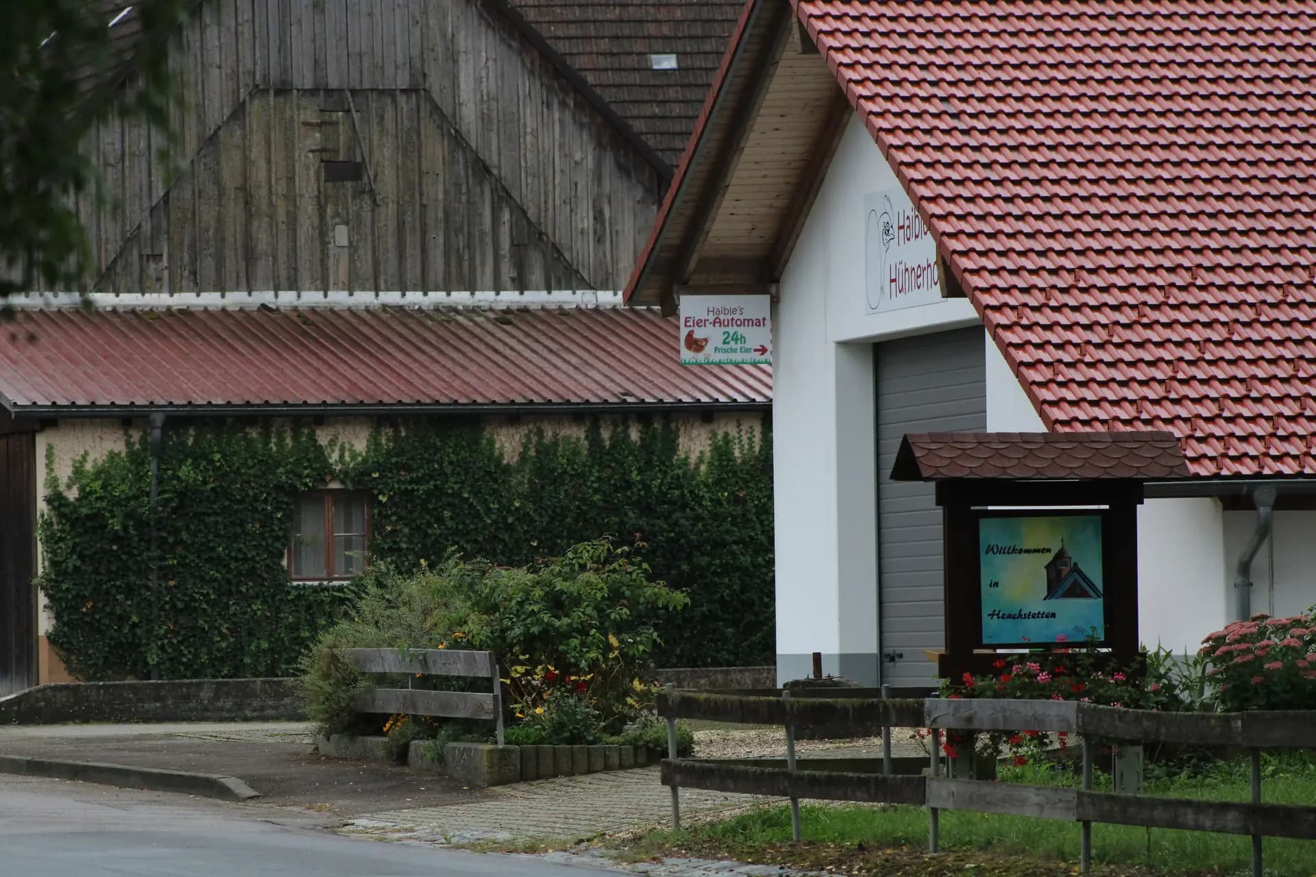 Hof mit 24h Eierautomat Schild