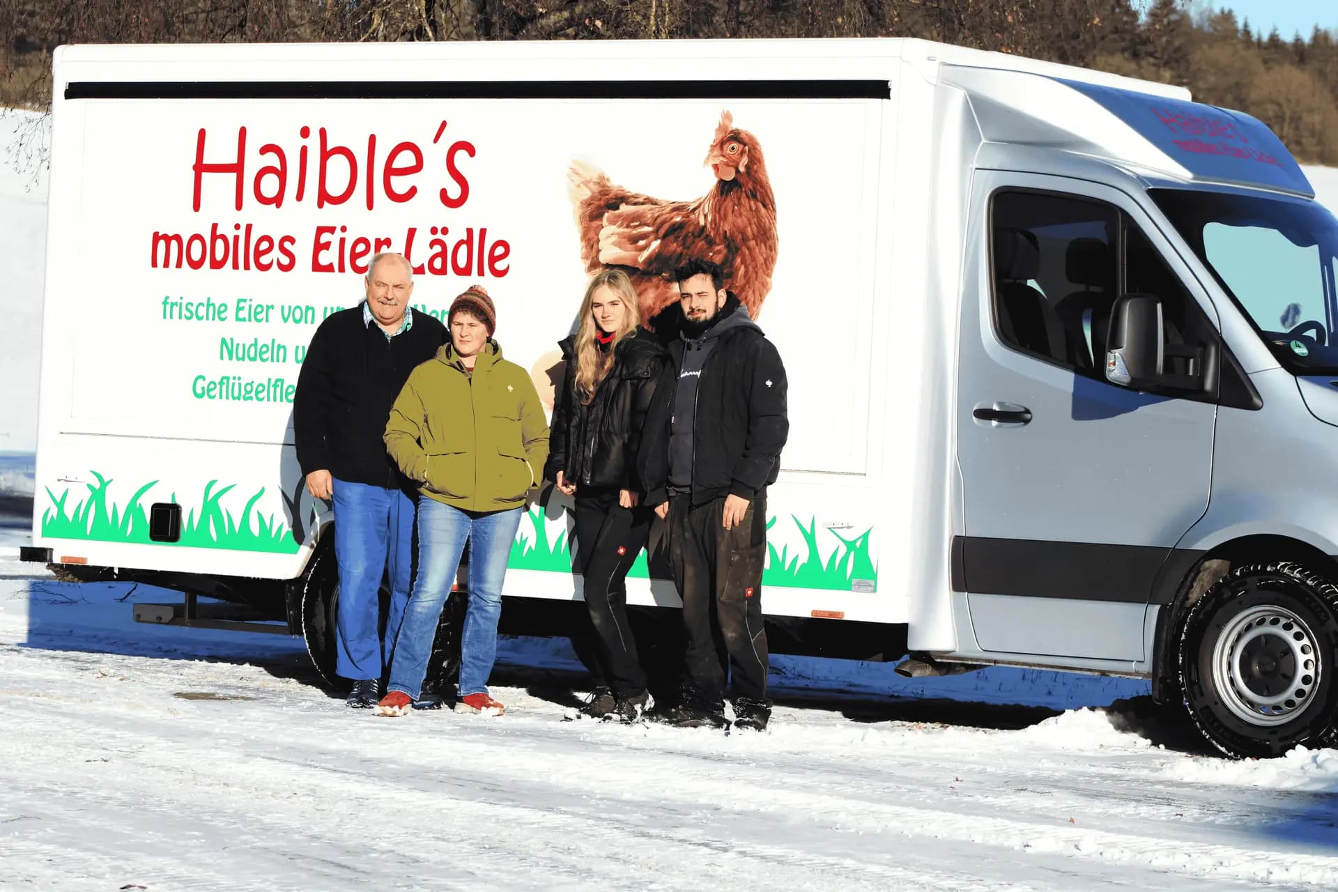 Wir vor dem mobilen Eierlädle