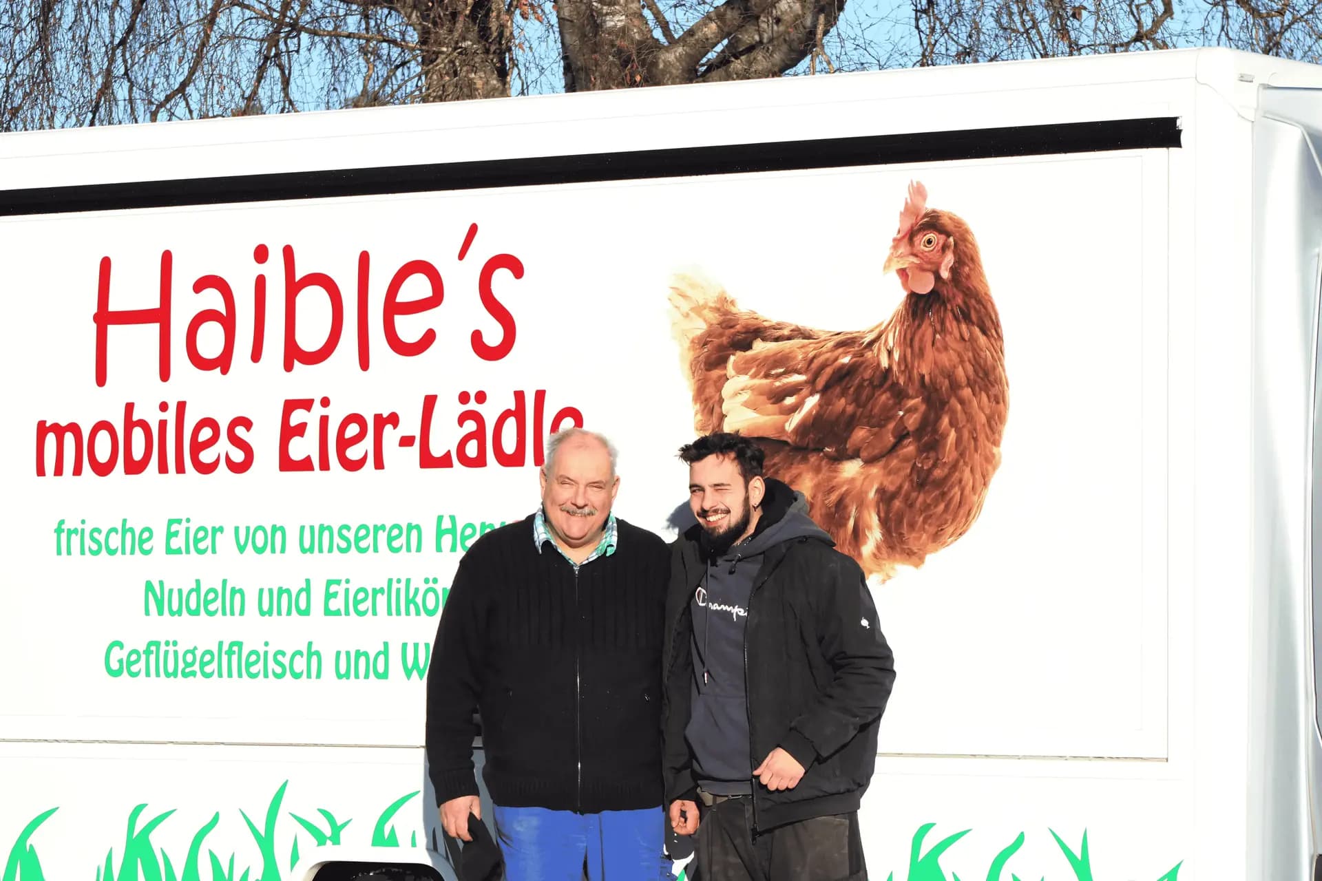 Peter und Jakob vor dem mobilen Eierlädle